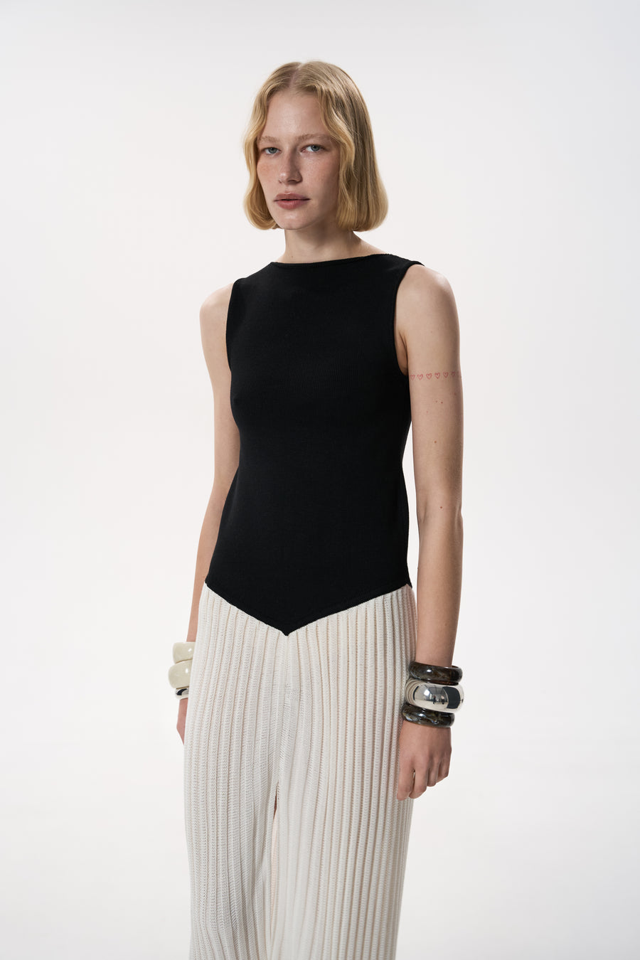 CONTRAST PLISSE KNITTED DRESS